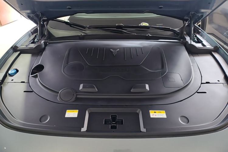 Used VOYAH FREE 2023 Four-Wheel Drive Extended-Range Model with Ultra-Long Range Engine Bay