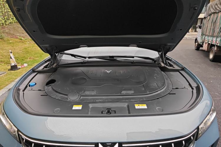 Used VOYAH FREE 2023 Four-Wheel Drive Extended-Range Model with Ultra-Long Range Engine Bay