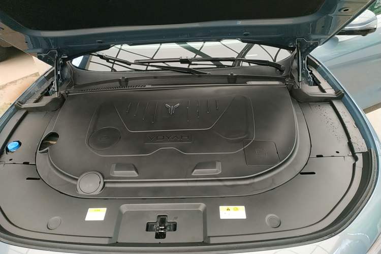 Used VOYAH FREE 2023 Four-Wheel Drive Extended-Range Model with Ultra-Long Range Engine Bay