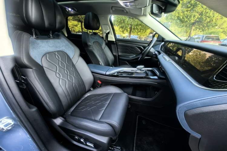 Used VOYAH FREE 2023 Four-Wheel Drive Extended-Range Model with Ultra-Long Range Exterior 13