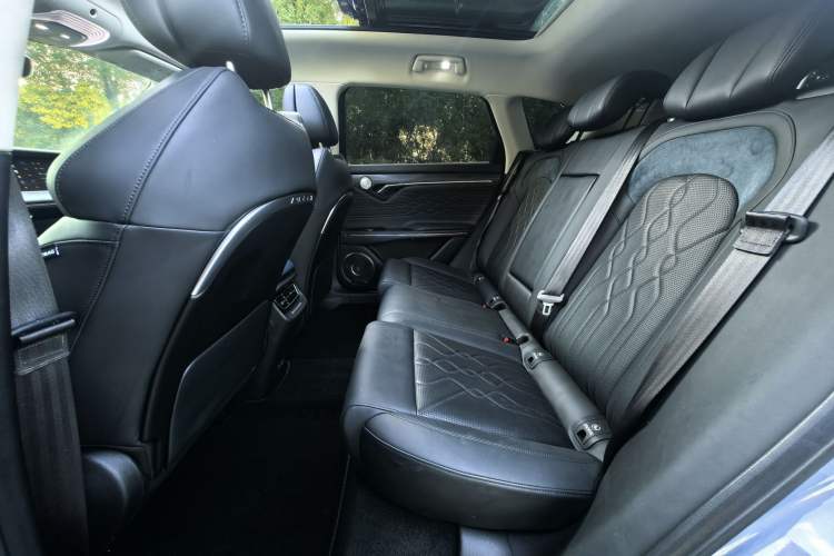 Used VOYAH FREE 2023 Four-Wheel Drive Extended-Range Model with Ultra-Long Range Exterior 8