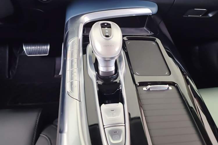 Used VOYAH FREE 2023 Four-Wheel Drive Extended-Range Model with Ultra-Long Range Gear Lever