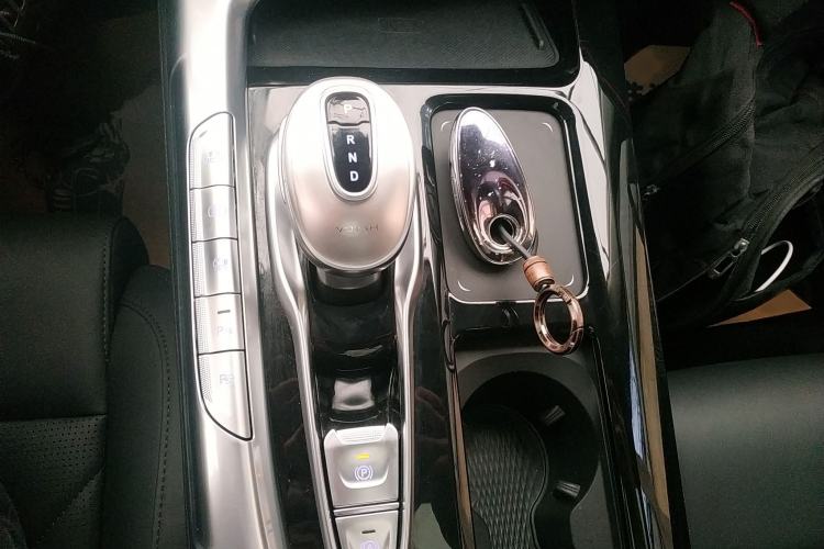 Used VOYAH FREE 2023 Four-Wheel Drive Extended-Range Model with Ultra-Long Range Gear Lever