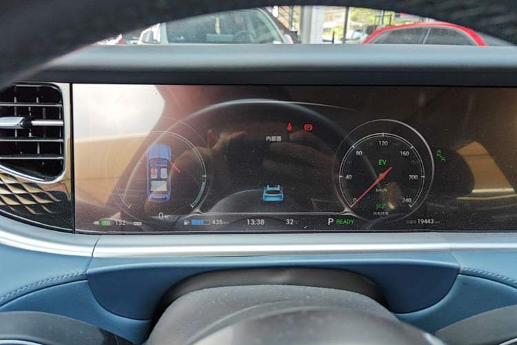 Used VOYAH FREE 2023 Four-Wheel Drive Extended-Range Model with Ultra-Long Range Instrument Cluster