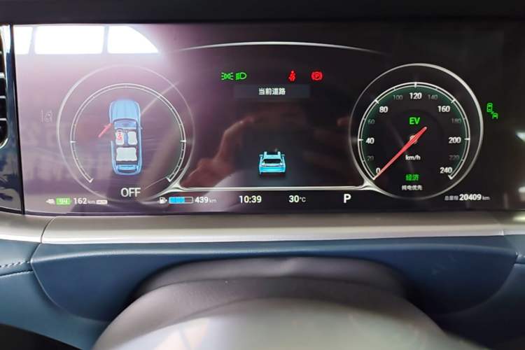 Used VOYAH FREE 2023 Four-Wheel Drive Extended-Range Model with Ultra-Long Range Instrument Cluster