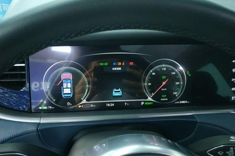 Used VOYAH FREE 2023 Four-Wheel Drive Extended-Range Model with Ultra-Long Range Instrument Cluster