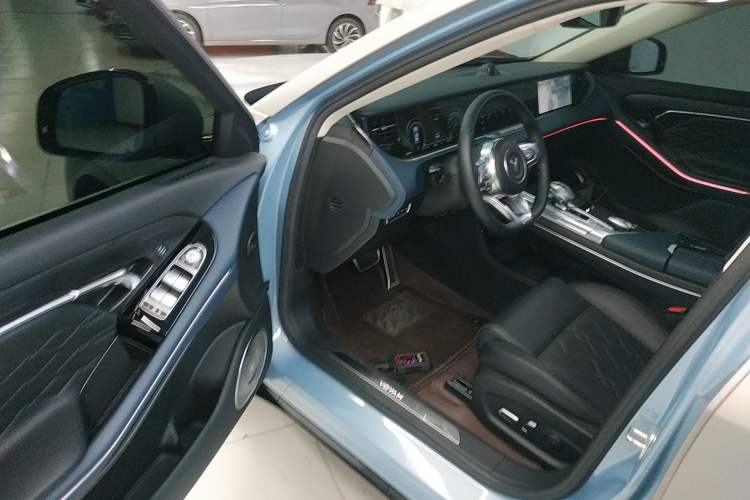 Used VOYAH FREE 2023 Four-Wheel Drive Extended-Range Model with Ultra-Long Range Interior 3