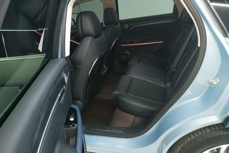 Used VOYAH FREE 2023 Four-Wheel Drive Extended-Range Model with Ultra-Long Range Interior 4