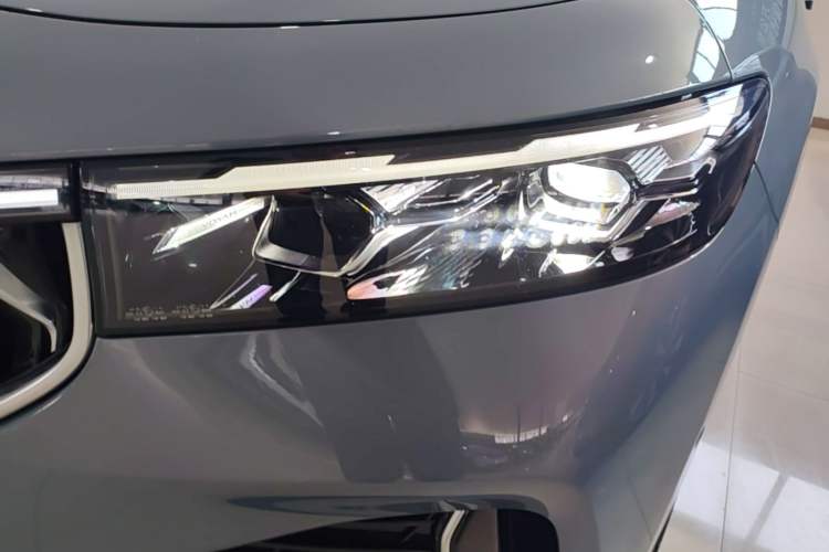 Used VOYAH FREE 2023 Four-Wheel Drive Extended-Range Model with Ultra-Long Range Left Front Headlight