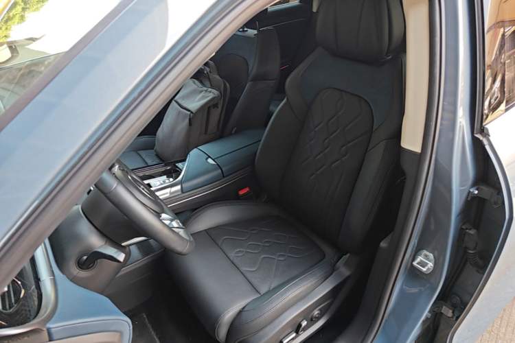Used VOYAH FREE 2023 Four-Wheel Drive Extended-Range Model with Ultra-Long Range Left Front Seat