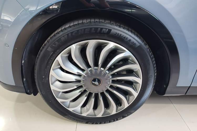 Used VOYAH FREE 2023 Four-Wheel Drive Extended-Range Model with Ultra-Long Range Left Front Wheel Hub