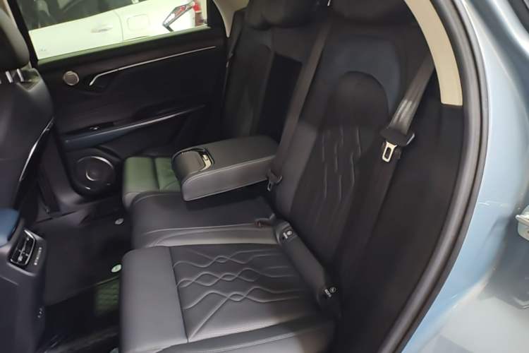 Used VOYAH FREE 2023 Four-Wheel Drive Extended-Range Model with Ultra-Long Range Left Rear Seat