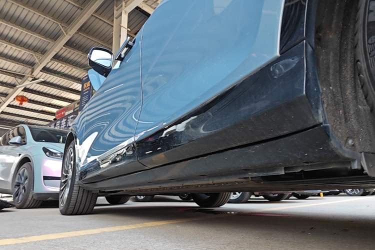 Used VOYAH FREE 2023 Four-Wheel Drive Extended-Range Model with Ultra-Long Range Left Side Sill