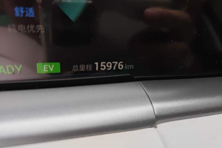 Used VOYAH FREE 2023 Four-Wheel Drive Extended-Range Model with Ultra-Long Range Odometer Close Up