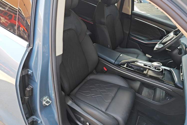 Used VOYAH FREE 2023 Four-Wheel Drive Extended-Range Model with Ultra-Long Range Right Front Seat