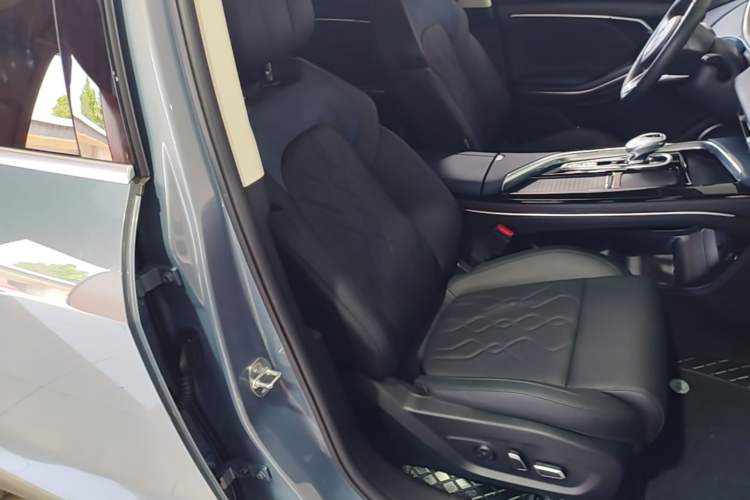 Used VOYAH FREE 2023 Four-Wheel Drive Extended-Range Model with Ultra-Long Range Right Front Seat
