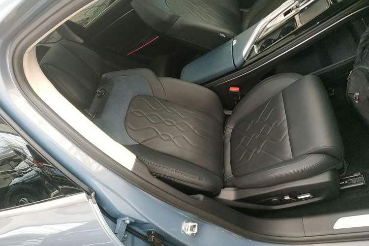 Used VOYAH FREE 2023 Four-Wheel Drive Extended-Range Model with Ultra-Long Range Right Front Seat