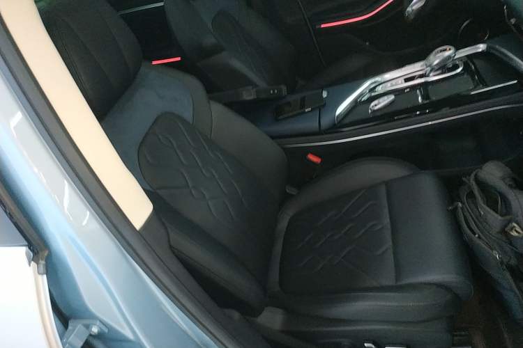 Used VOYAH FREE 2023 Four-Wheel Drive Extended-Range Model with Ultra-Long Range Right Front Seat