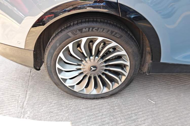 Used VOYAH FREE 2023 Four-Wheel Drive Extended-Range Model with Ultra-Long Range Right Rear Wheel Hub
