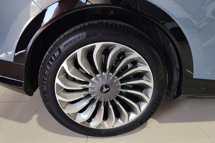 Used VOYAH FREE 2023 Four-Wheel Drive Extended-Range Model with Ultra-Long Range Right Rear Wheel Hub