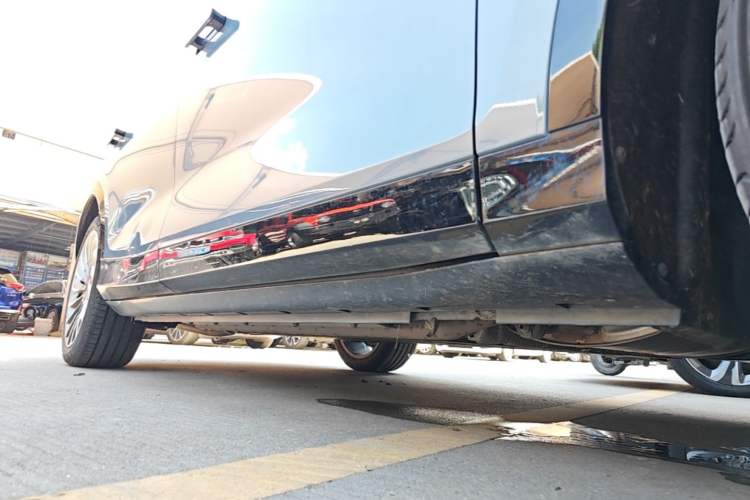 Used VOYAH FREE 2023 Four-Wheel Drive Extended-Range Model with Ultra-Long Range Right Side Sill