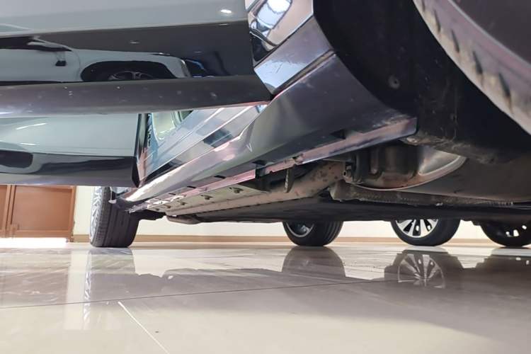 Used VOYAH FREE 2023 Four-Wheel Drive Extended-Range Model with Ultra-Long Range Right Side Sill