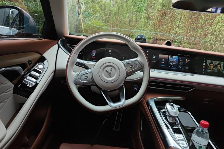 Used VOYAH FREE 2023 Four-Wheel Drive Extended-Range Model with Ultra-Long Range Steering Wheel