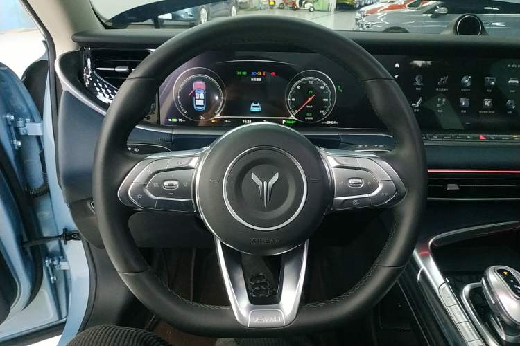 Used VOYAH FREE 2023 Four-Wheel Drive Extended-Range Model with Ultra-Long Range Steering Wheel
