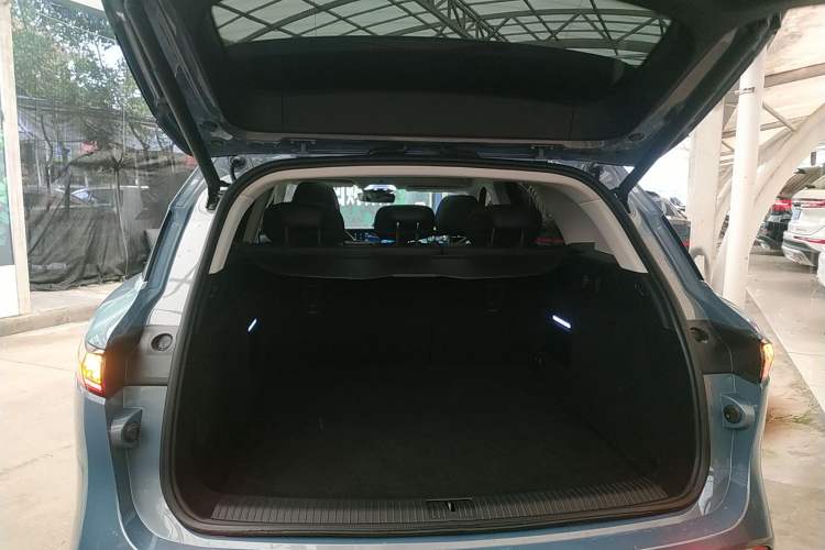 Used VOYAH FREE 2023 Four-Wheel Drive Extended-Range Model with Ultra-Long Range Trunk