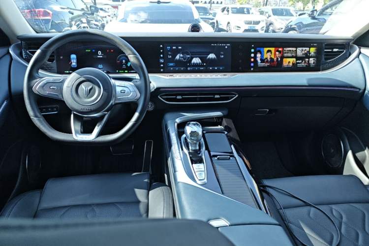 Used VOYAH FREE 2023 Four-Wheel Drive Extended-Range Model with Ultra-Long Range Center Console