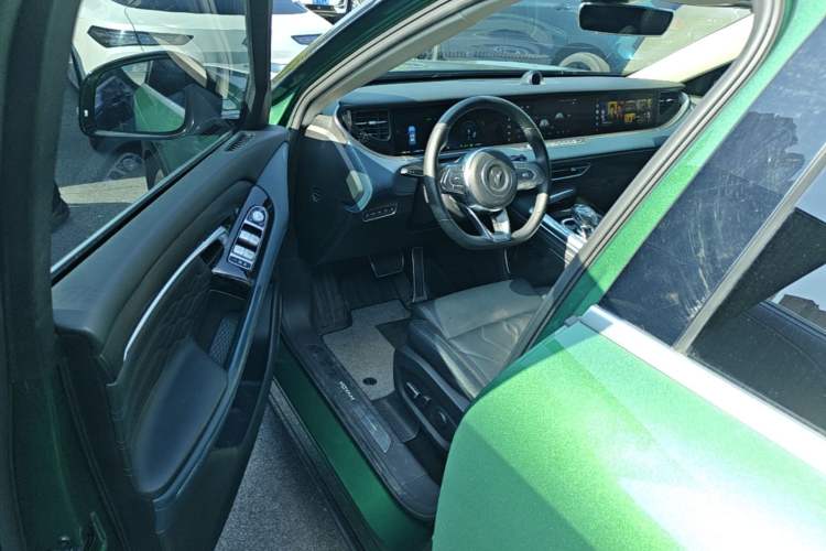 Used VOYAH FREE 2023 Four-Wheel Drive Extended-Range Model with Ultra-Long Range Driver Seat
