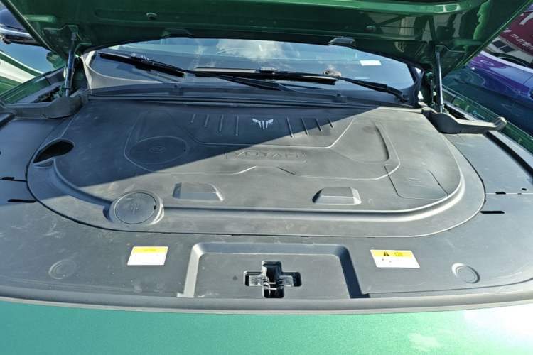 Used VOYAH FREE 2023 Four-Wheel Drive Extended-Range Model with Ultra-Long Range Engine Bay