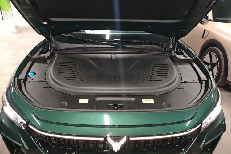 Used VOYAH FREE 2023 Four-Wheel Drive Extended-Range Model with Ultra-Long Range Engine Bay