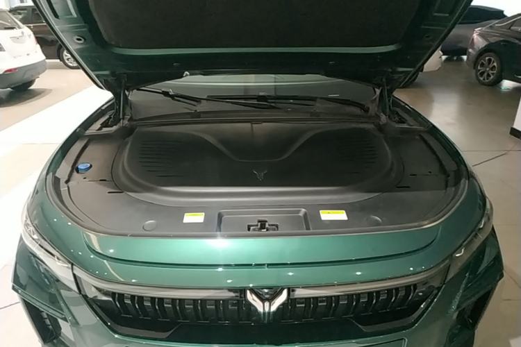 Used VOYAH FREE 2023 Four-Wheel Drive Extended-Range Model with Ultra-Long Range Engine Bay