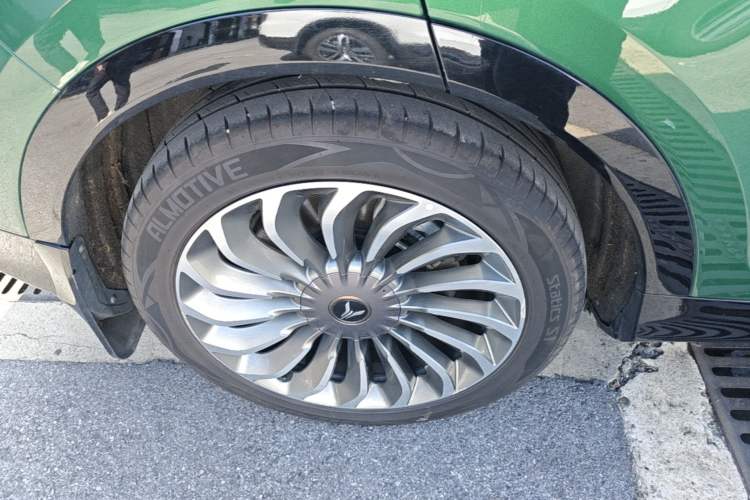 Used VOYAH FREE 2023 Four-Wheel Drive Extended-Range Model with Ultra-Long Range Exterior 5