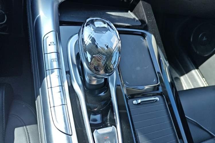 Used VOYAH FREE 2023 Four-Wheel Drive Extended-Range Model with Ultra-Long Range Gear Lever