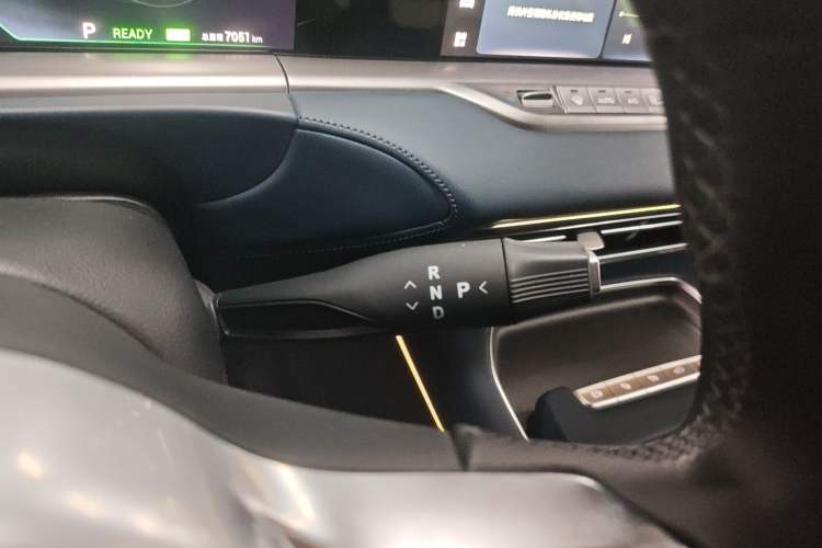 Used VOYAH FREE 2023 Four-Wheel Drive Extended-Range Model with Ultra-Long Range Gear Lever