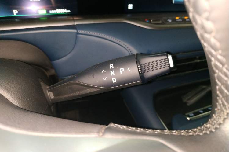 Used VOYAH FREE 2023 Four-Wheel Drive Extended-Range Model with Ultra-Long Range Gear Lever