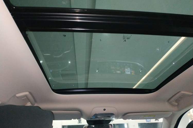 Used VOYAH FREE 2023 Four-Wheel Drive Extended-Range Model with Ultra-Long Range Headliner