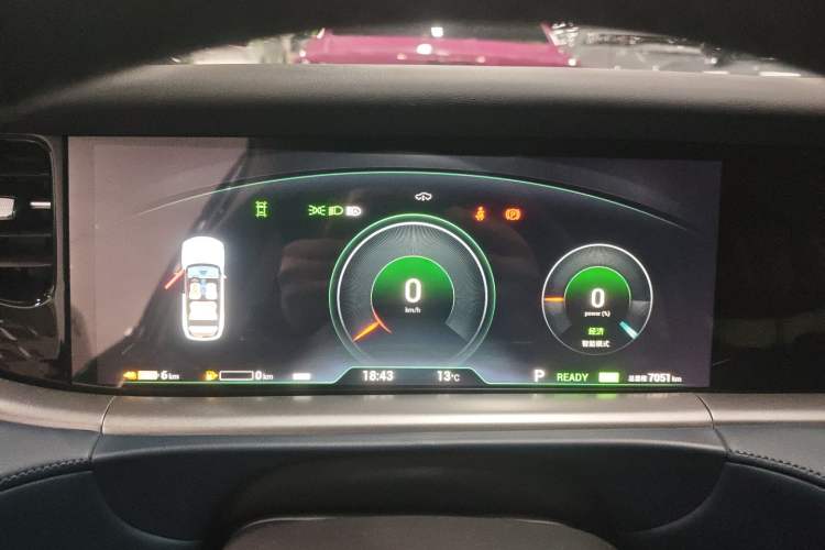Used VOYAH FREE 2023 Four-Wheel Drive Extended-Range Model with Ultra-Long Range Instrument Cluster