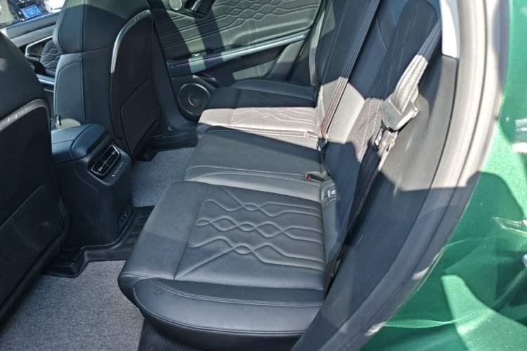 Used VOYAH FREE 2023 Four-Wheel Drive Extended-Range Model with Ultra-Long Range Left Rear Seat