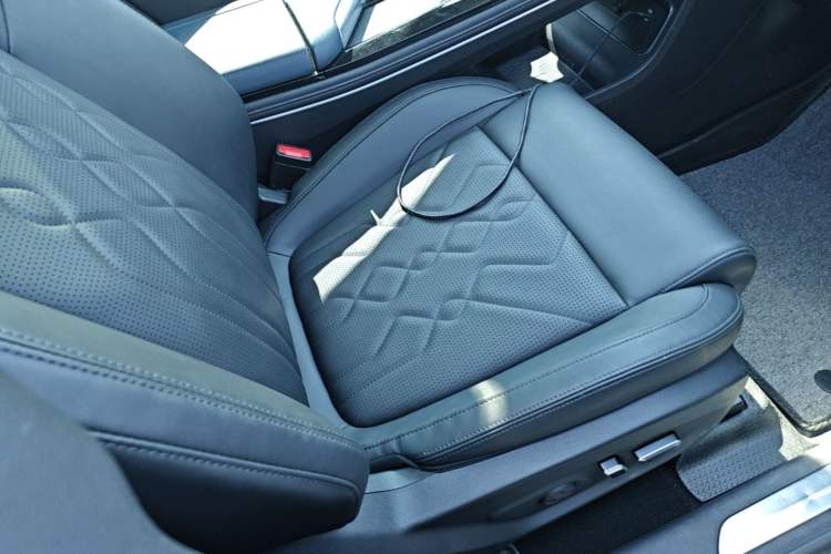 Used VOYAH FREE 2023 Four-Wheel Drive Extended-Range Model with Ultra-Long Range Right Front Seat