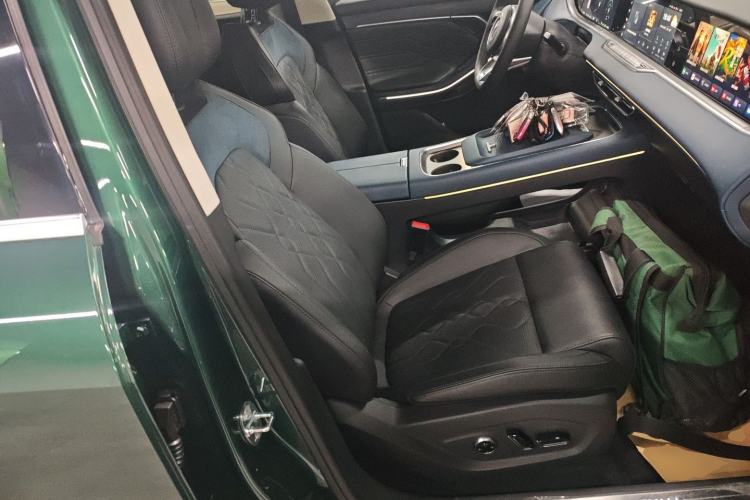 Used VOYAH FREE 2023 Four-Wheel Drive Extended-Range Model with Ultra-Long Range Right Front Seat