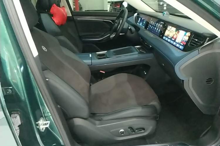 Used VOYAH FREE 2023 Four-Wheel Drive Extended-Range Model with Ultra-Long Range Right Front Seat