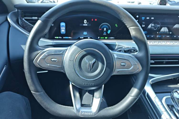 Used VOYAH FREE 2023 Four-Wheel Drive Extended-Range Model with Ultra-Long Range Steering Wheel