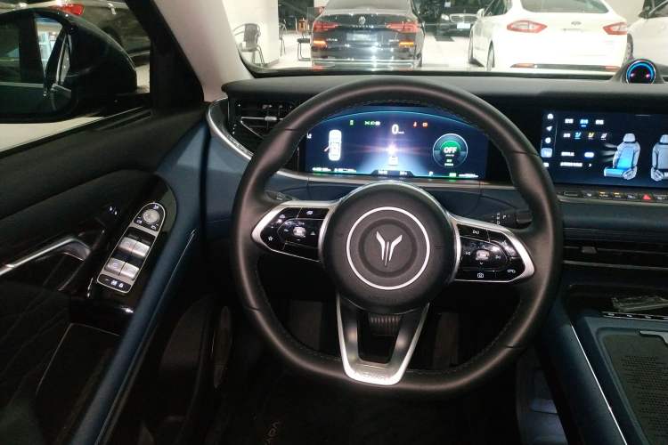 Used VOYAH FREE 2023 Four-Wheel Drive Extended-Range Model with Ultra-Long Range Steering Wheel