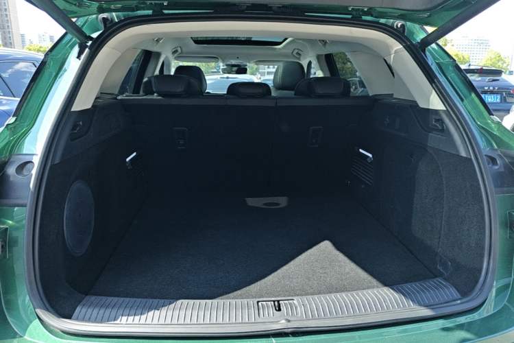 Used VOYAH FREE 2023 Four-Wheel Drive Extended-Range Model with Ultra-Long Range Trunk