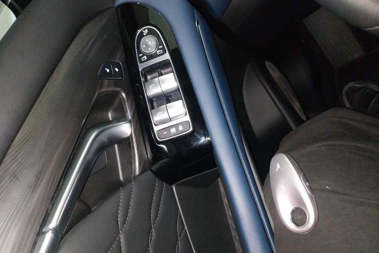 Used VOYAH FREE 2023 Four-Wheel Drive Extended-Range Model with Ultra-Long Range Vehicle Key