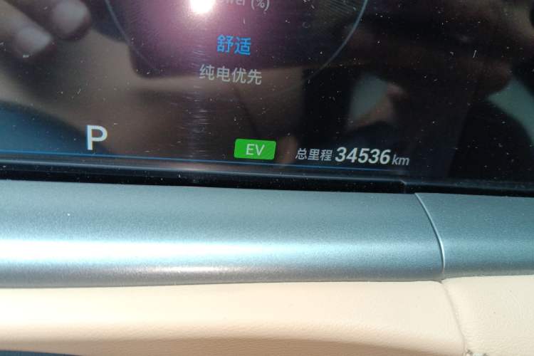 Used VOYAH FREE 2023 Four-Wheel Drive Extended-Range Model with Ultra-Long Range Odometer Close Up