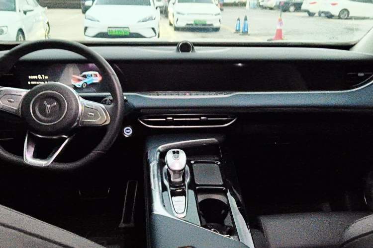 Used VOYAH FREE 2023 Four-Wheel Drive Extended-Range Model with Ultra-Long Range Center Console